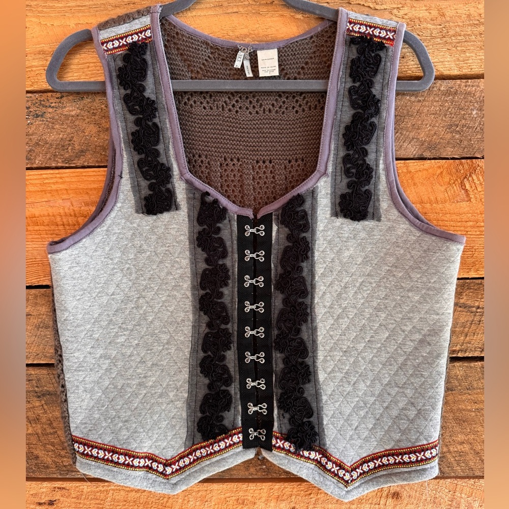 Buckle Brand Knit Vest Size L in EUC